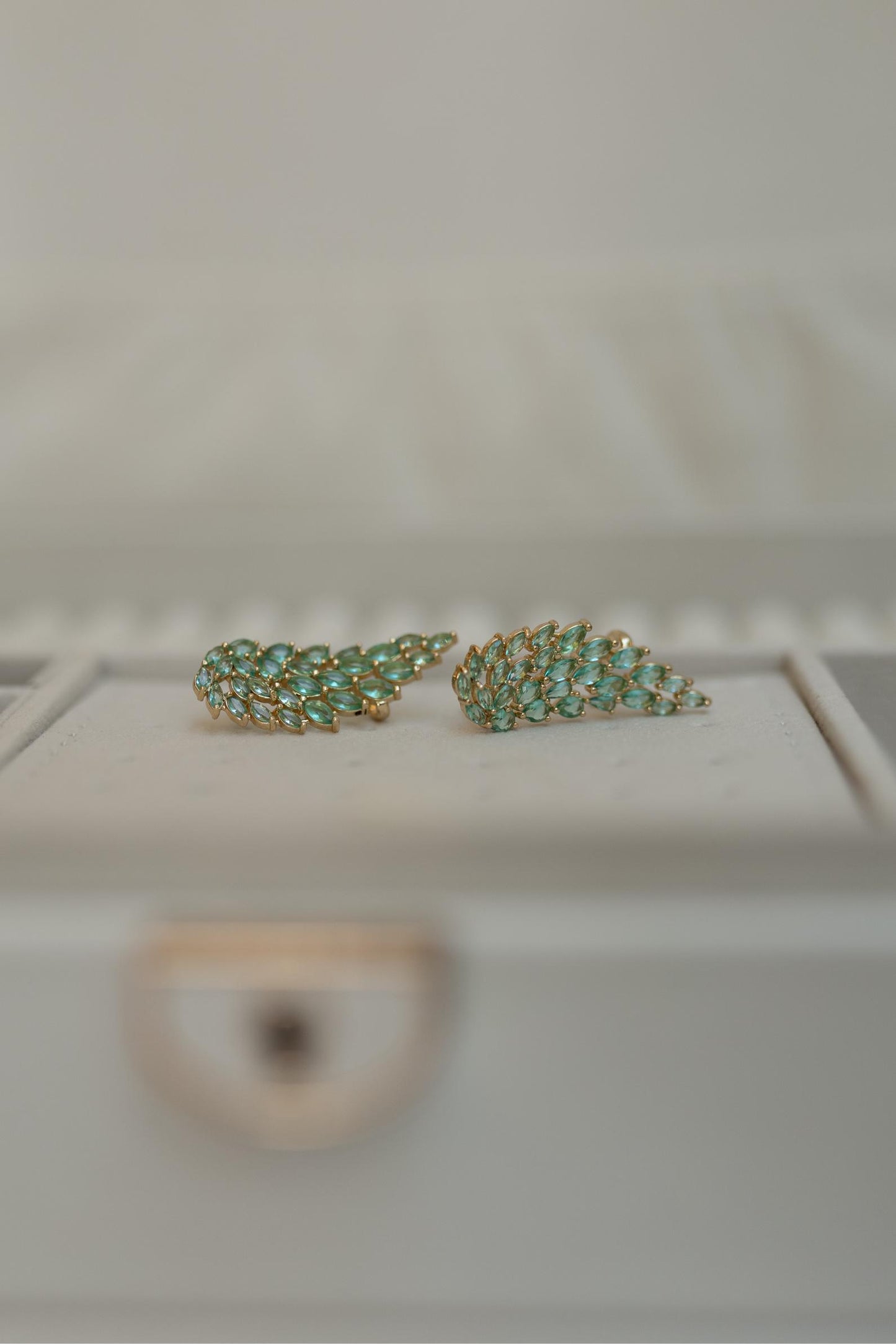 Brinco Ear Cuff Esmeralda Paraíba Asas Dourado