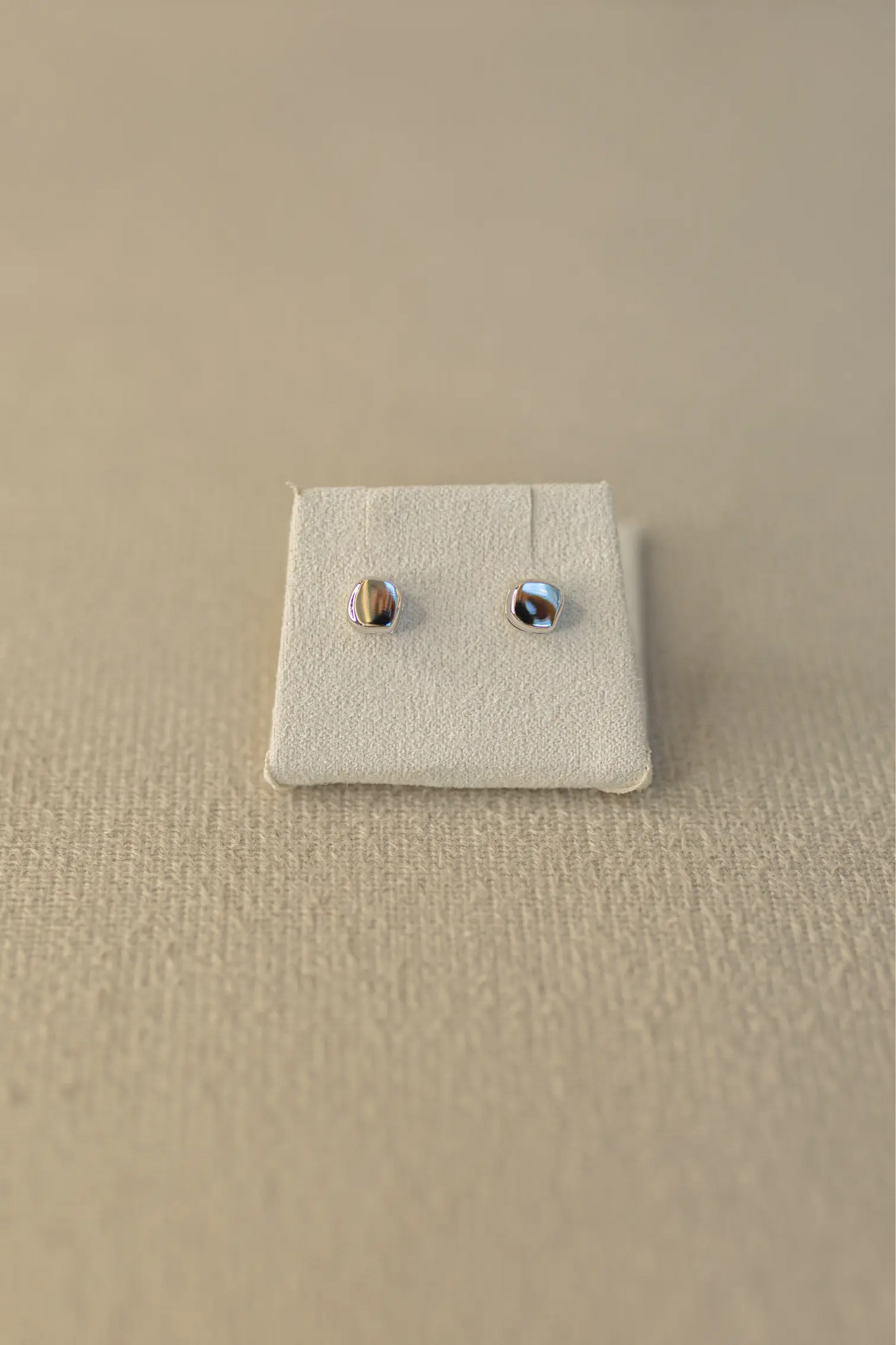 Brinco Orgânico Liso Ródio Branco P