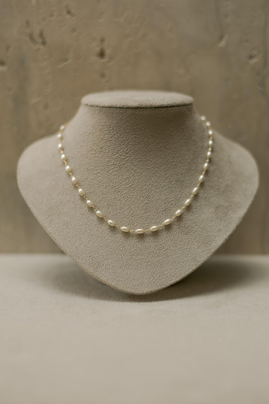 Colar Choker de Pérolas Dourado