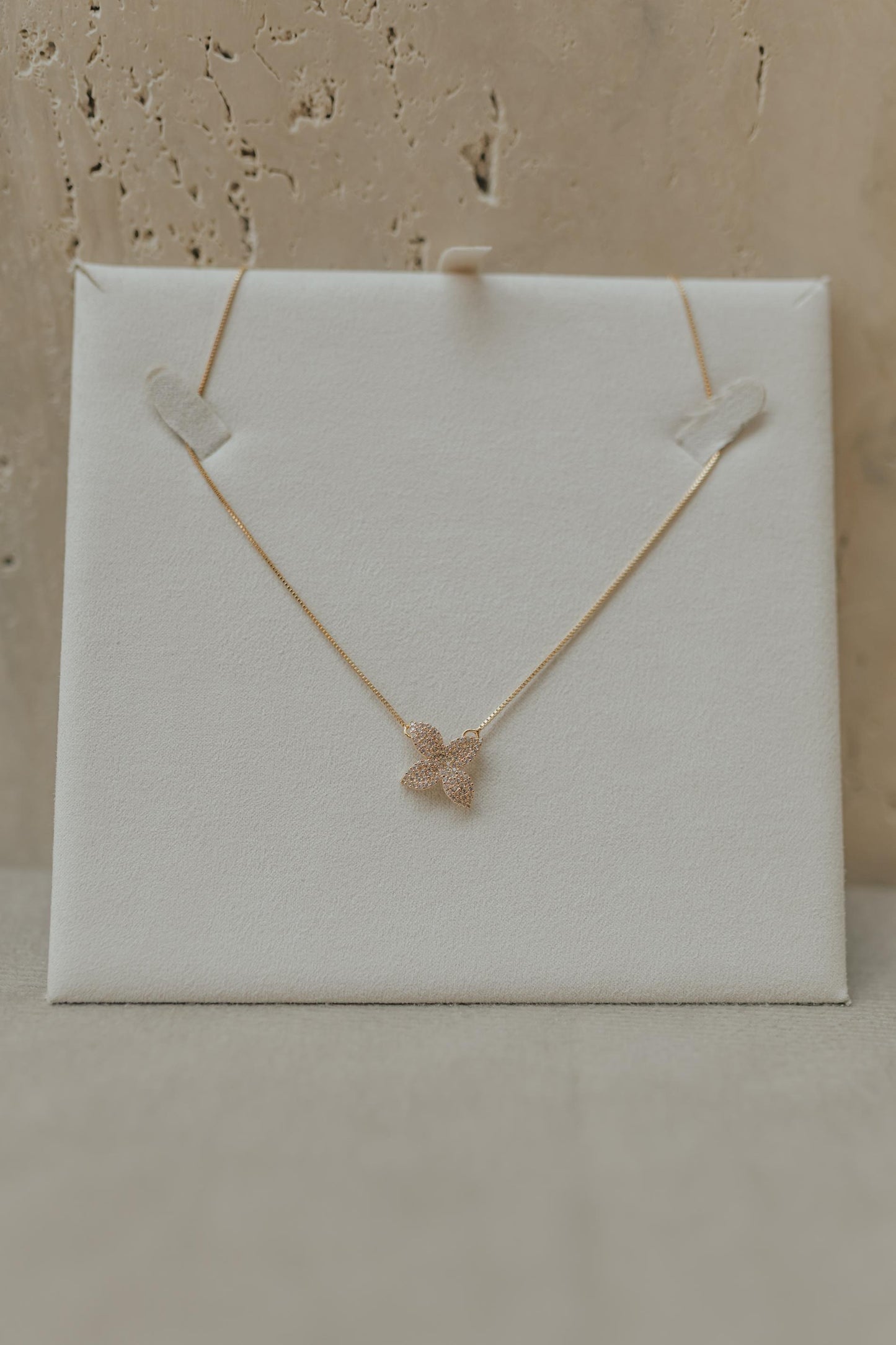 Colar Camélia Dourado