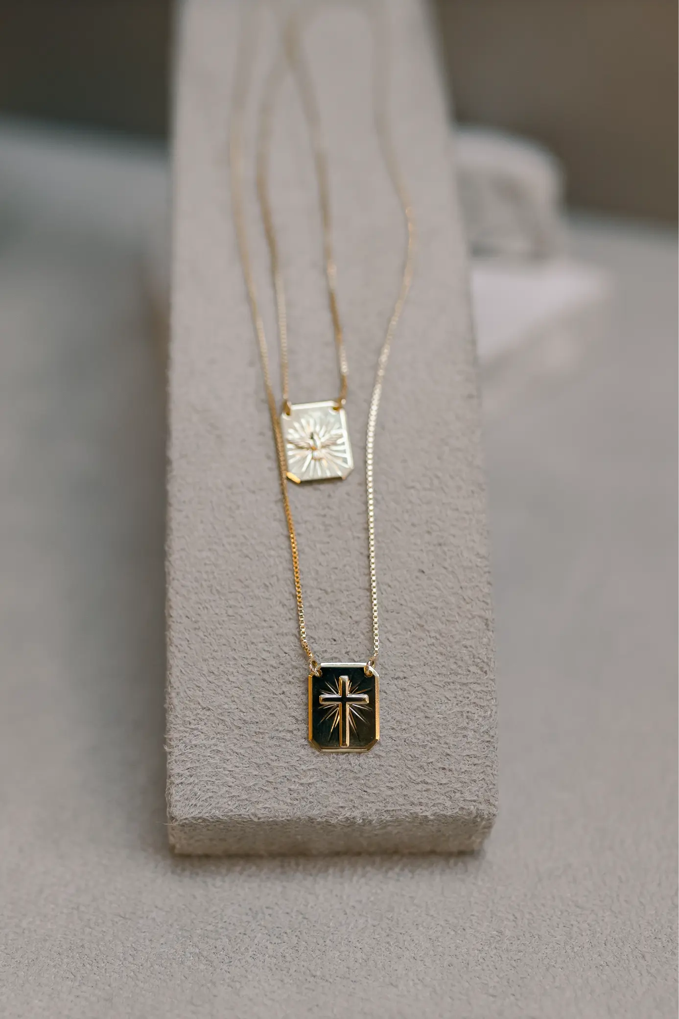 Colar Escapulário Espírito Santo e Cruz Masculino Dourado