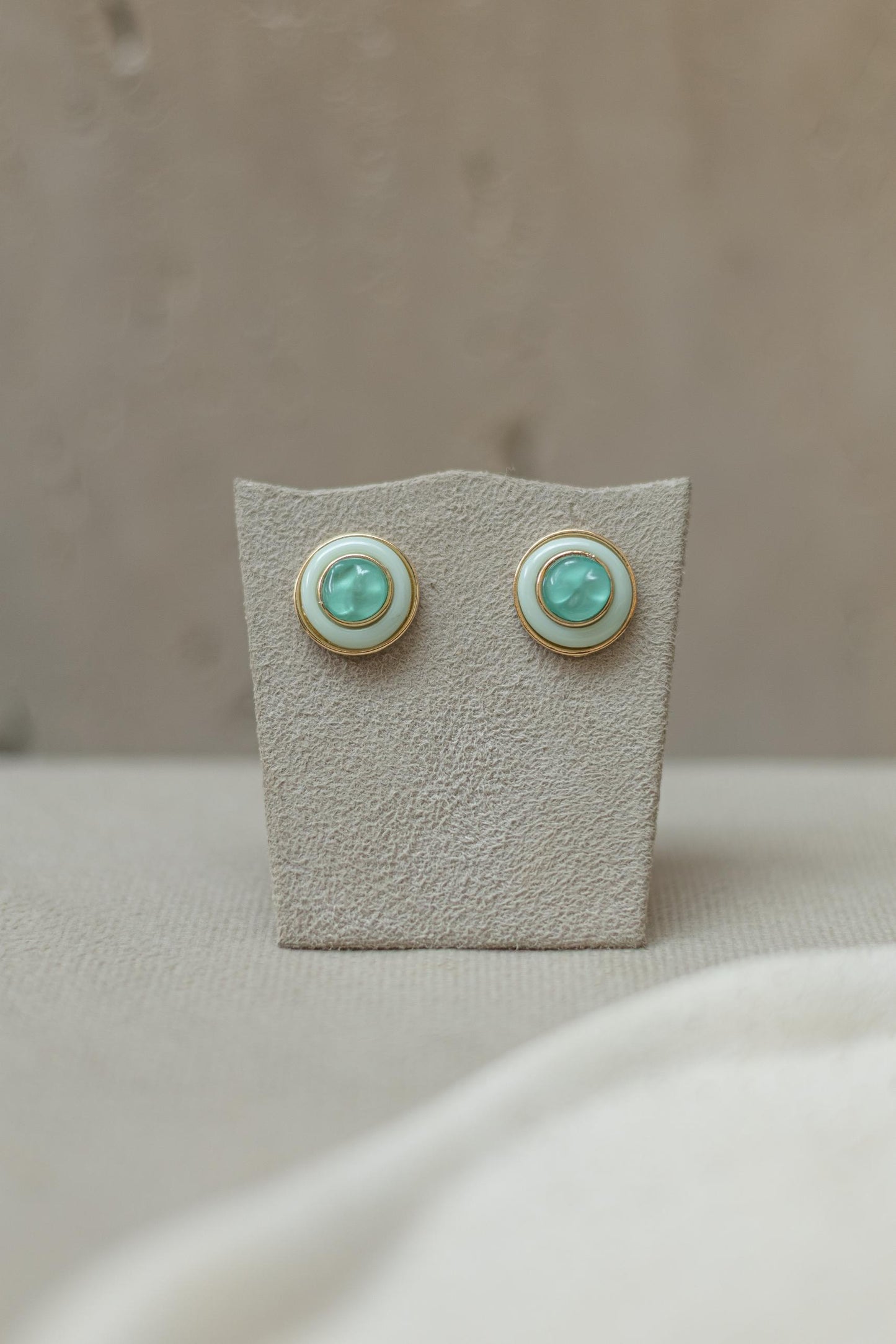 Brinco Redondo Resina Verde Dourado