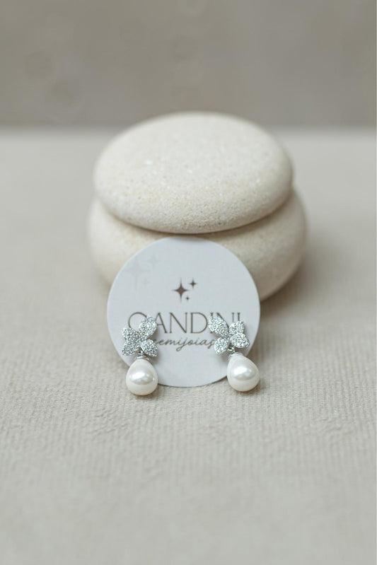 Brinco Mini Camélia Com Pérola Ródio Branco