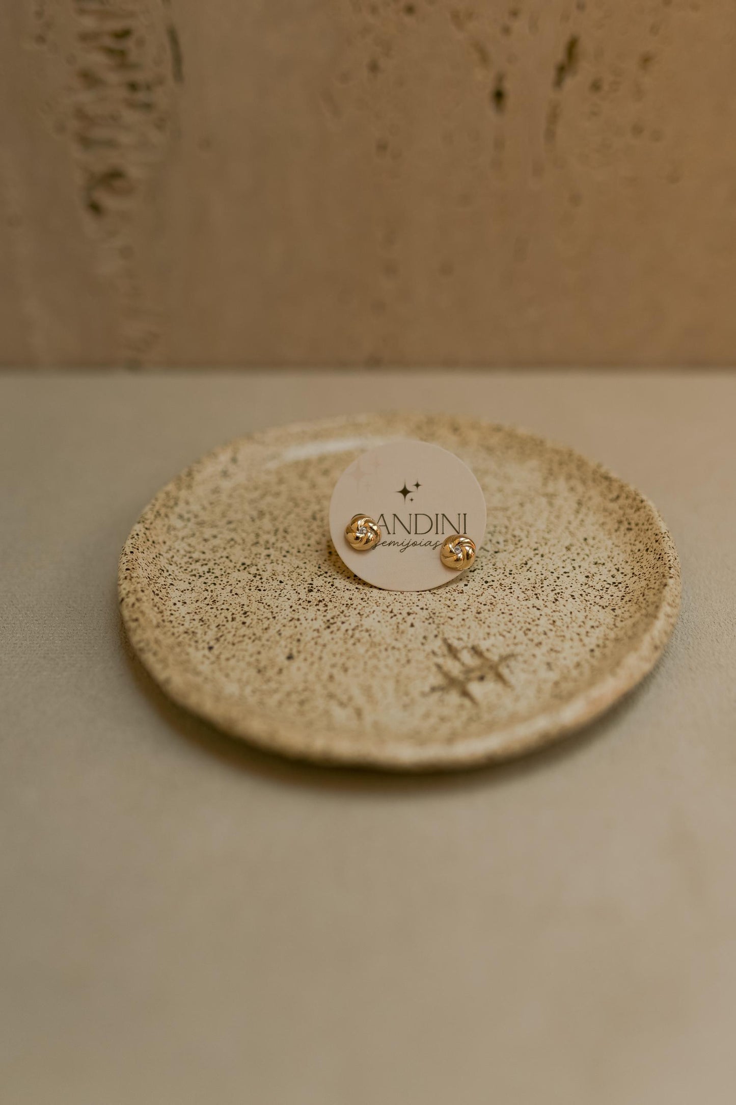 Brinco Botão Torcido com Zircônia G Dourado