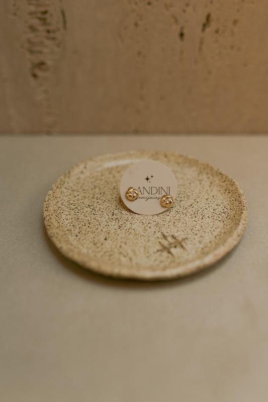 Brinco Botão Torcido com Zircônia G Dourado