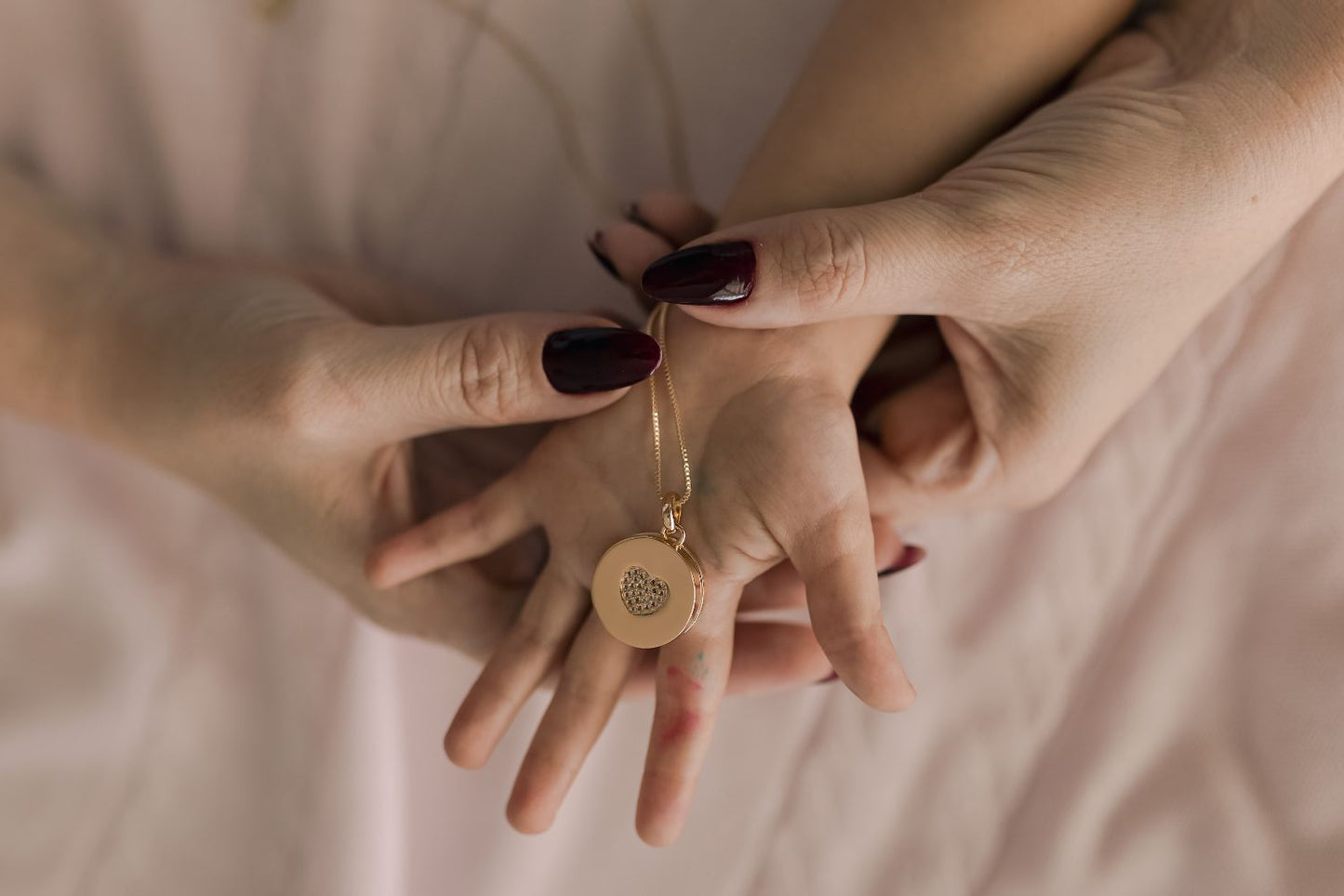 Colar Relicário com Coração Cravejado