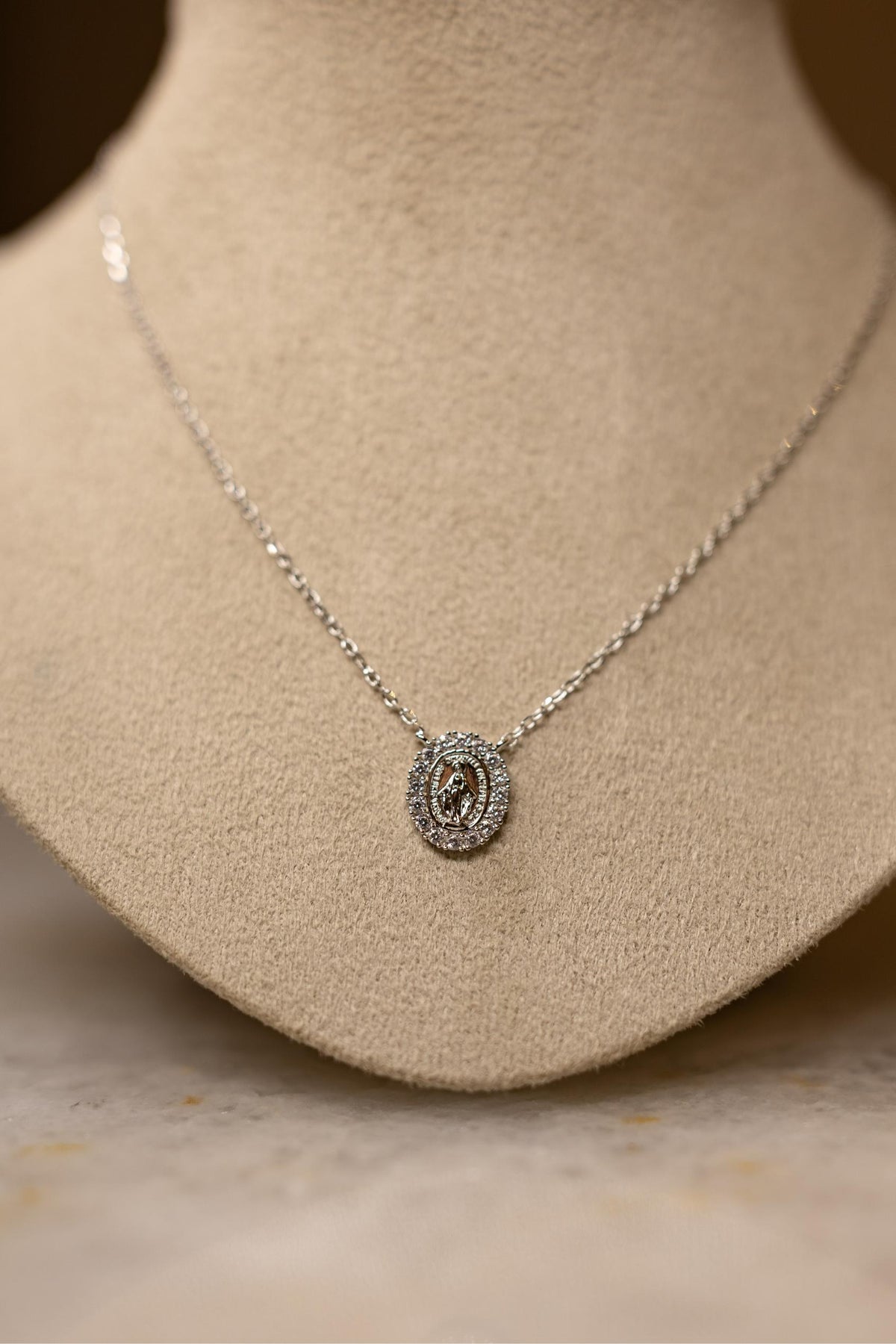 Colar Nossa Senhora das Graças Borda Cristal Ródio Branco