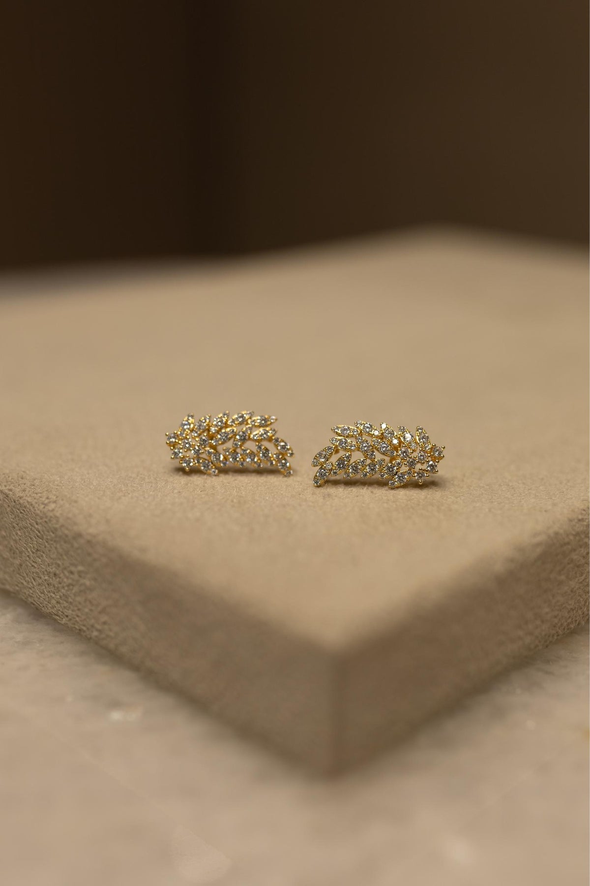 Brinco Ear Cuff Folha Cravejada Dourado
