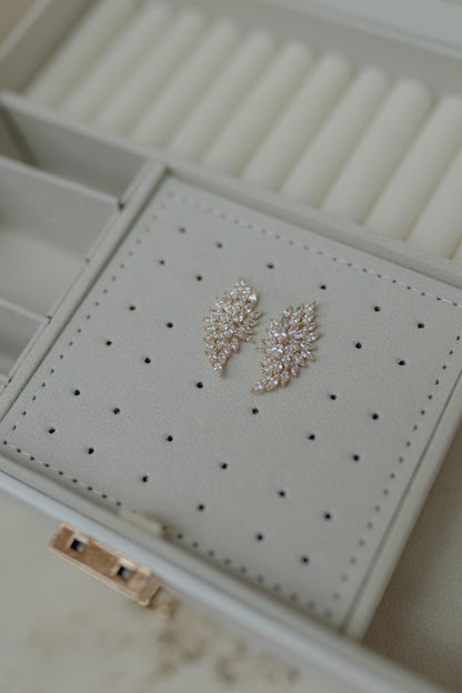 Brinco Ear Cuff Asas Cravejado Dourado