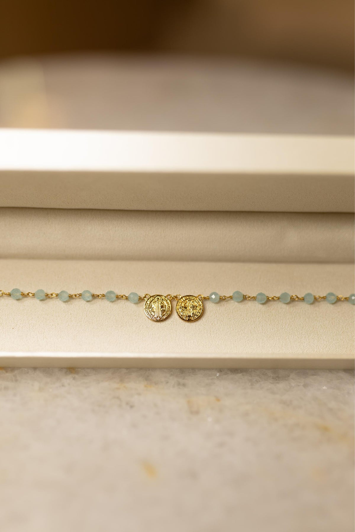 Pulseira Escapulário São Bento Jade Dourado