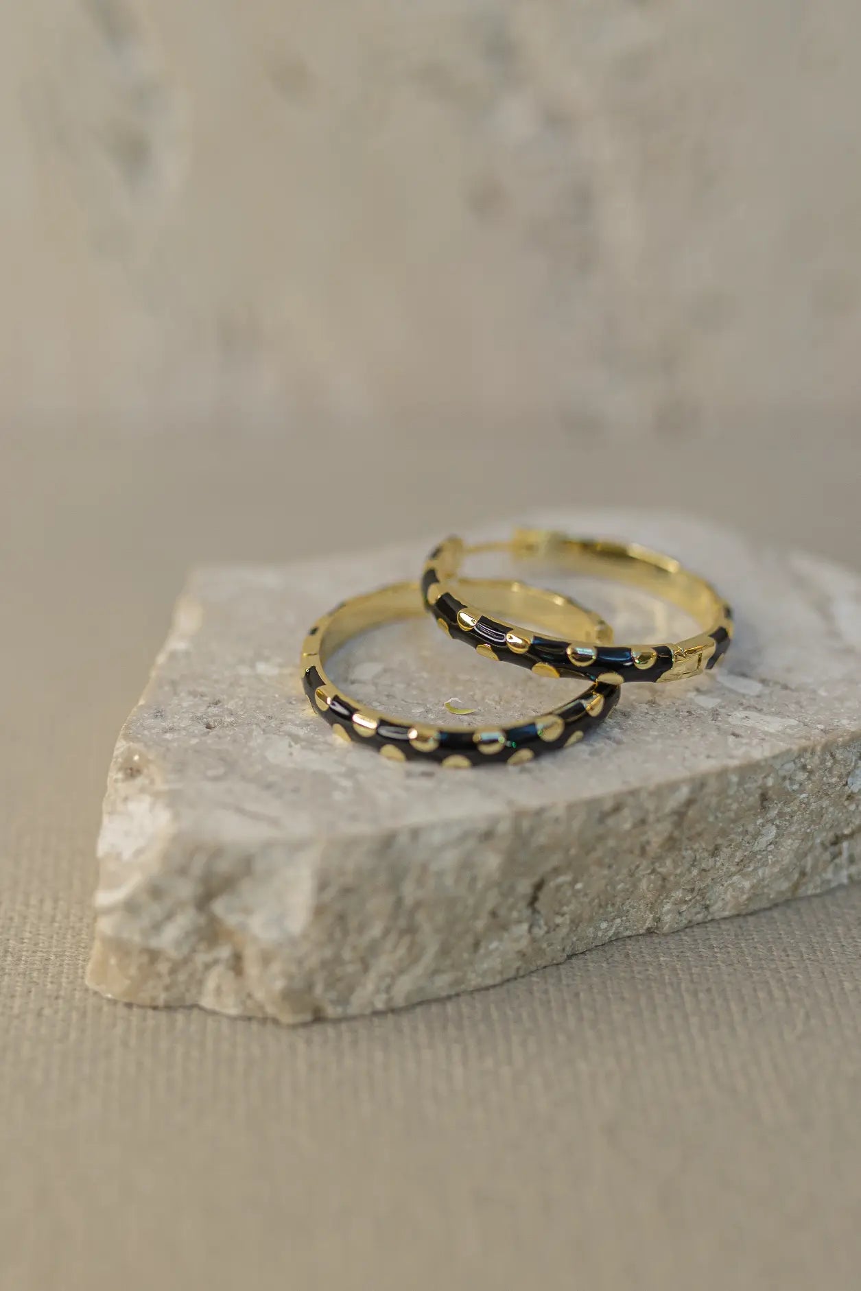 Brinco Argola Poá Preto Dourada