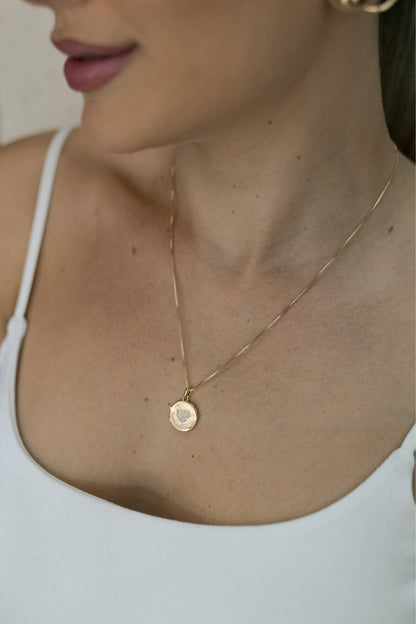 Colar Relicário Coração Cravejado Mini Dourado