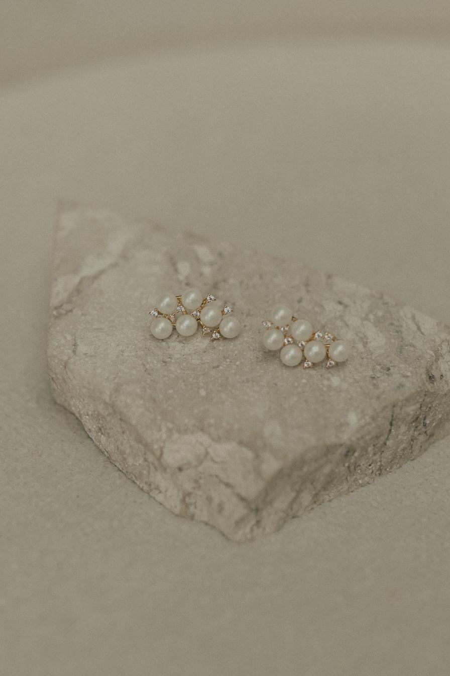 Brinco Ear Cuff Mini Pérolas e Zircônias Cristal Dourado