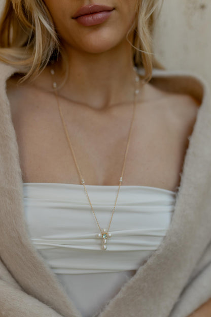 Colar Escapulário Cruz e Coração Pérolas Dourado