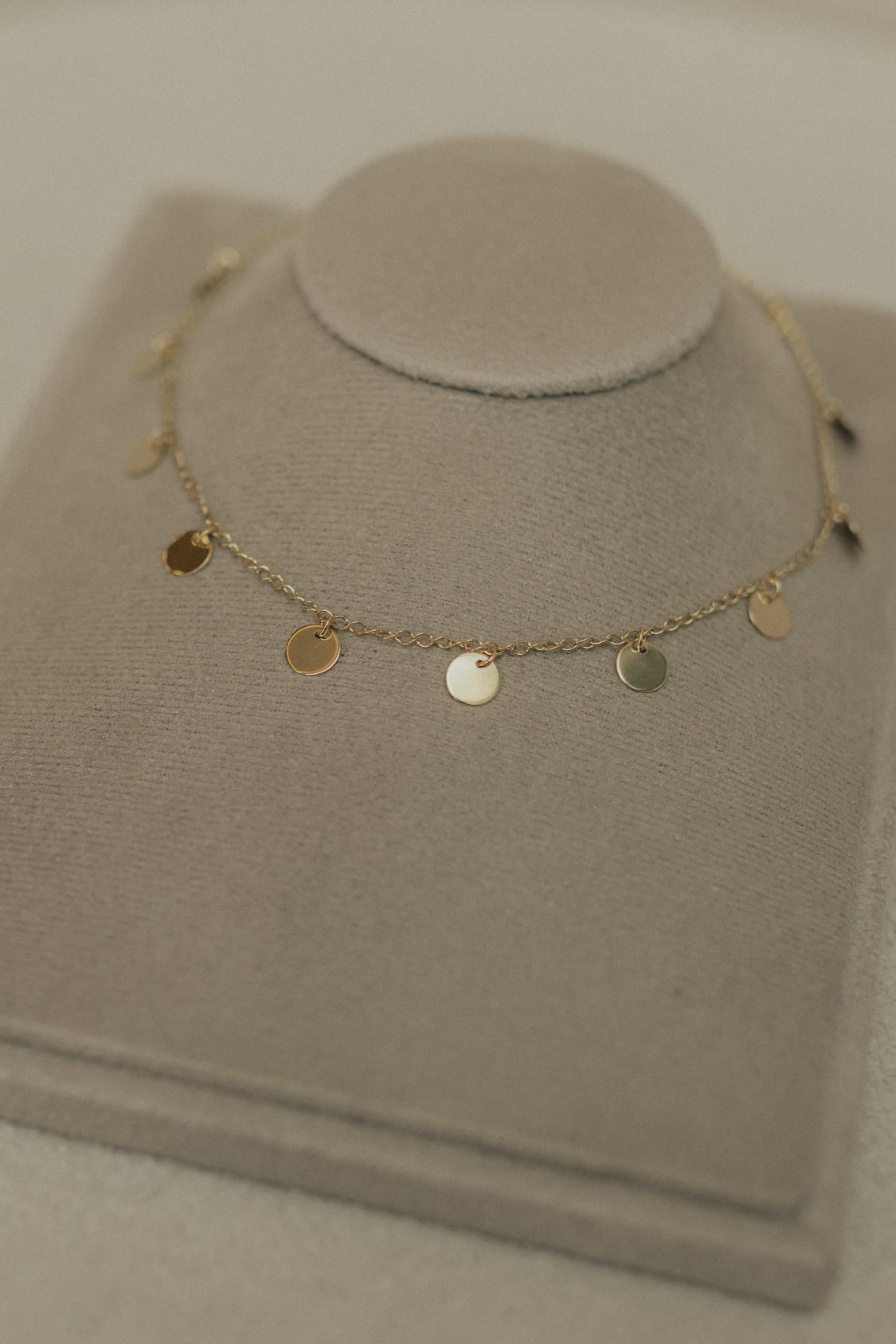 Colar Choker de Medalhas Dourado