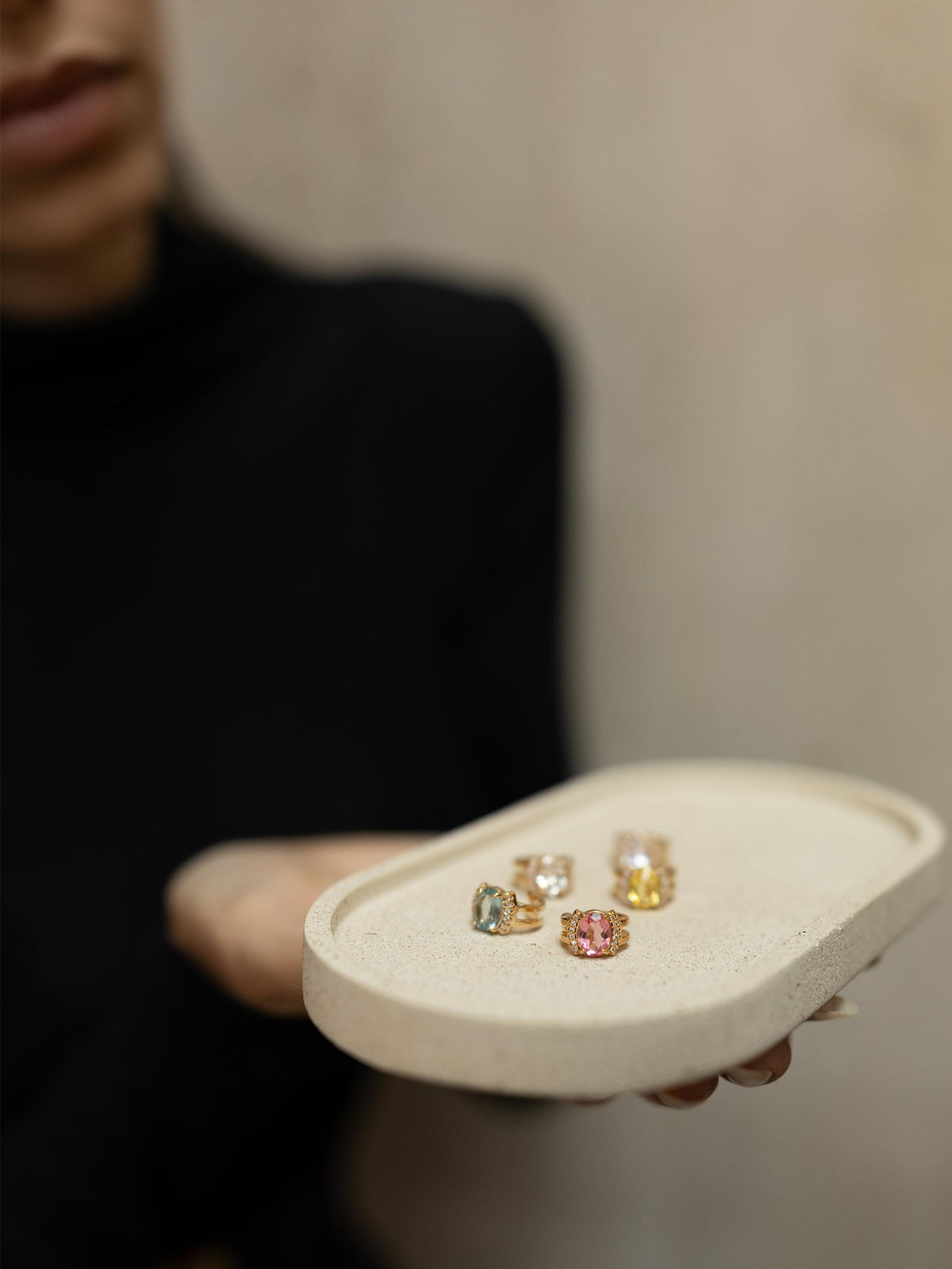 Piercing Fake Oval Cravejado Dourado