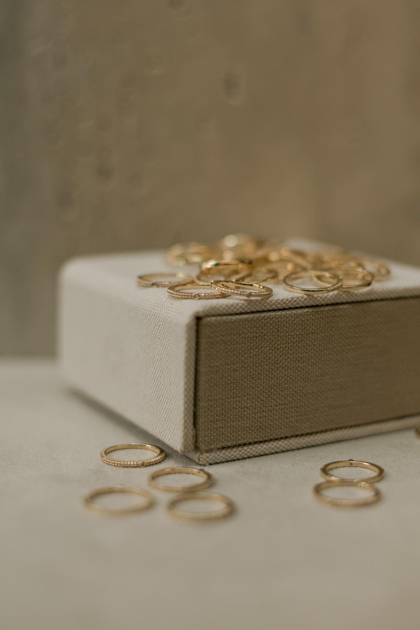 Anel Mini Solitário com Zircônias Dourado