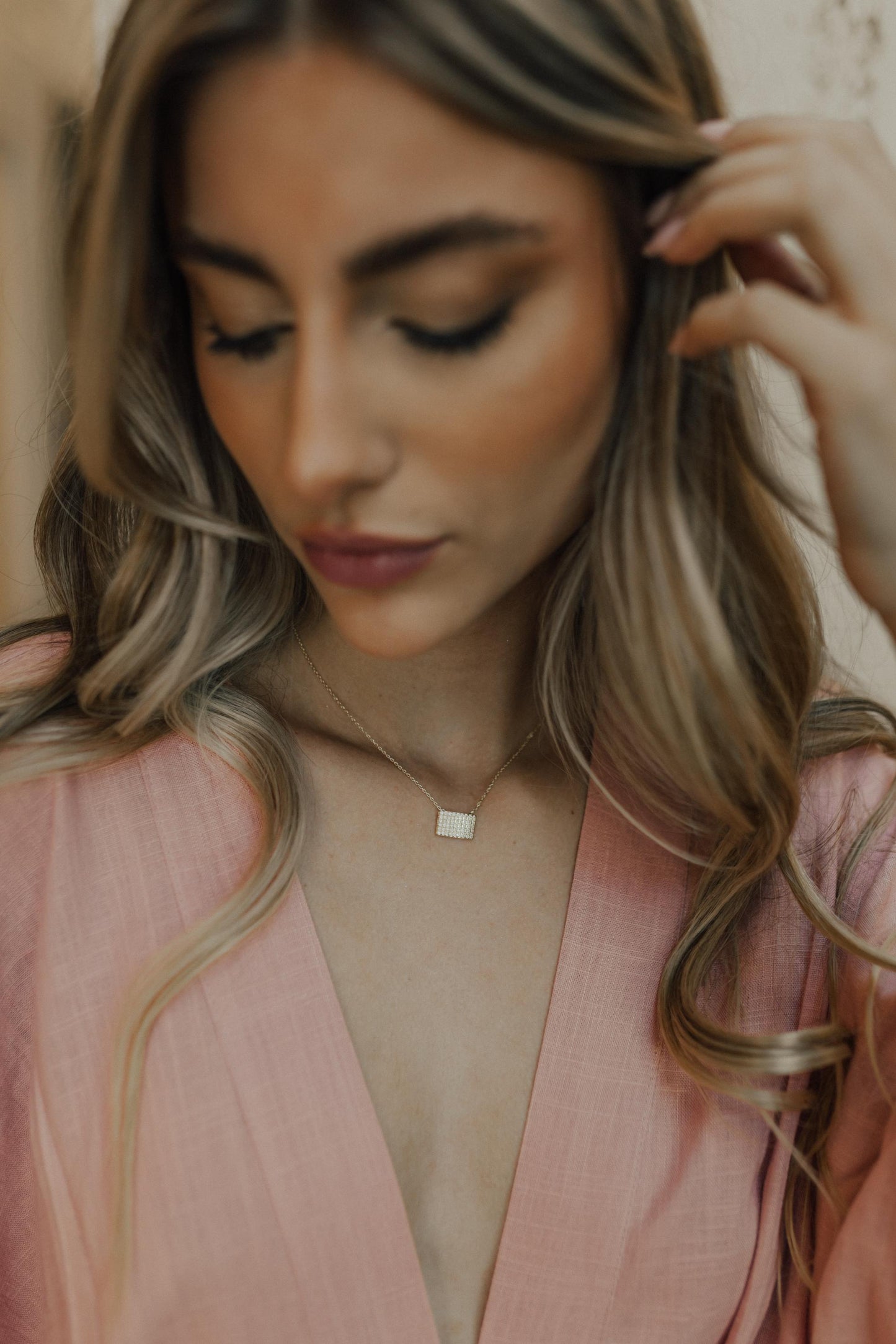 Colar Quadrado Cravejado Dourado