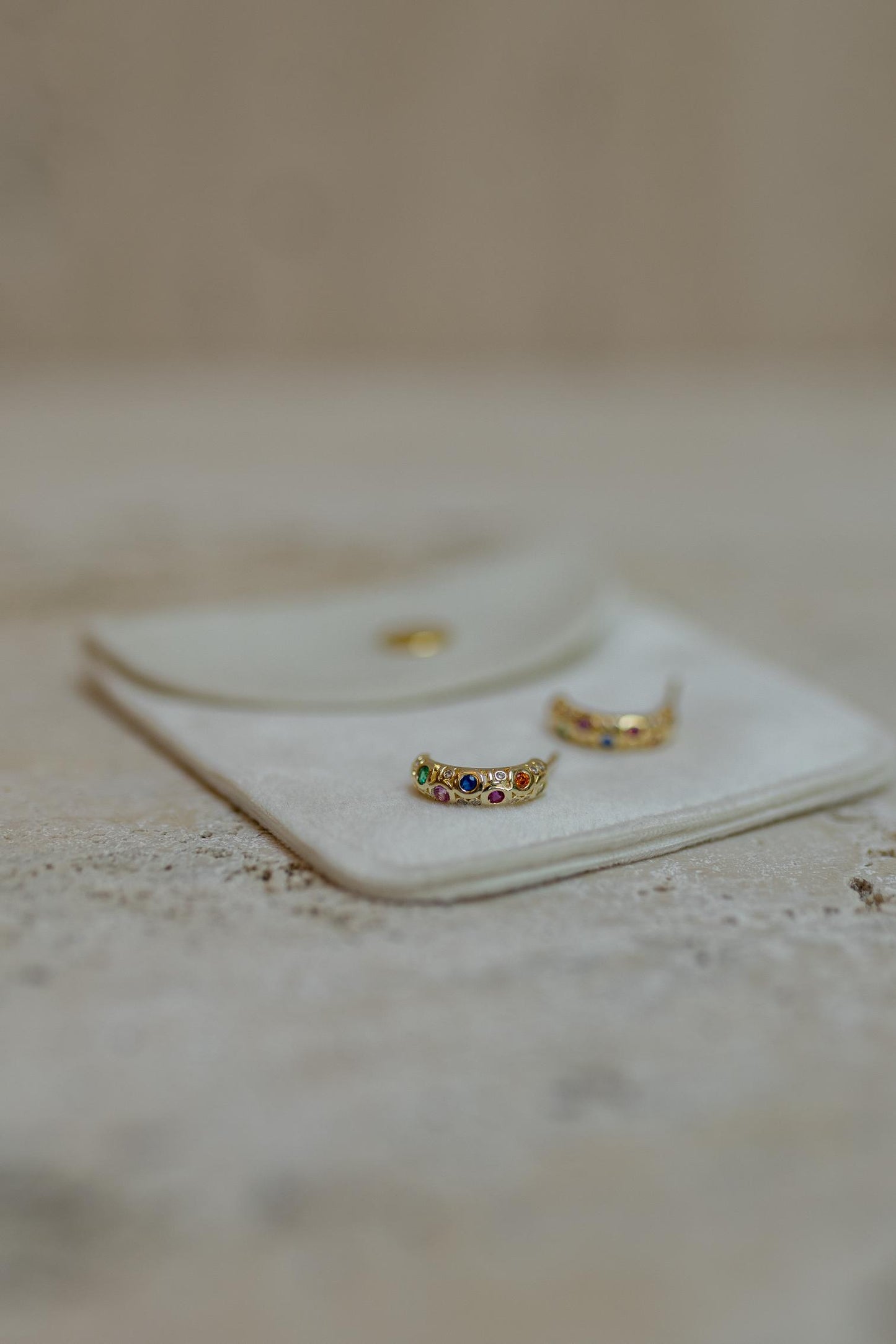 Brinco Meia Argola Rainbow Dourado