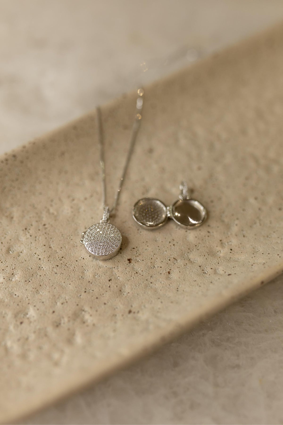 Colar Relicário Cravejado Moissanite Prata 925 Ródio Branco