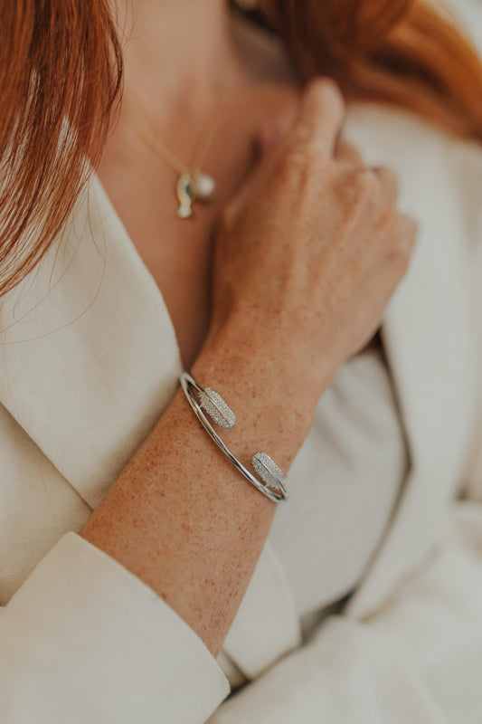 Bracelete Folhas Cravejado Ródio Branco