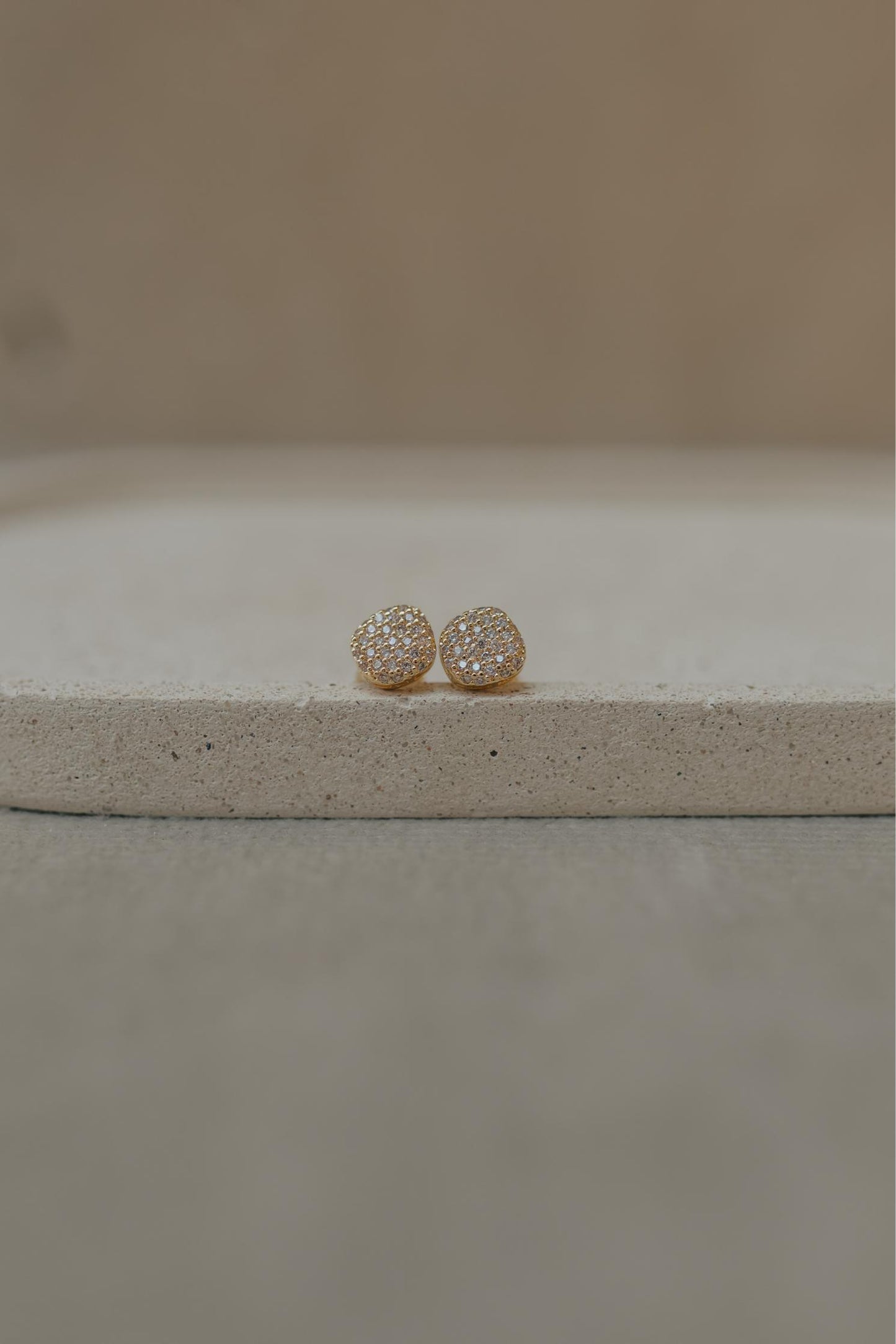 Brinco Orgânico Cravejado Dourado M