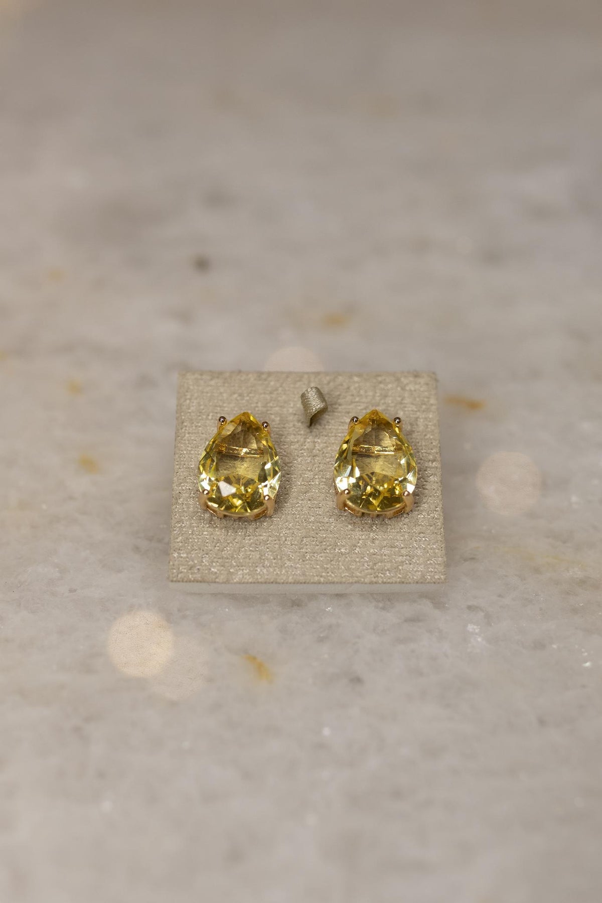 Brinco Gota Yellow Dourado