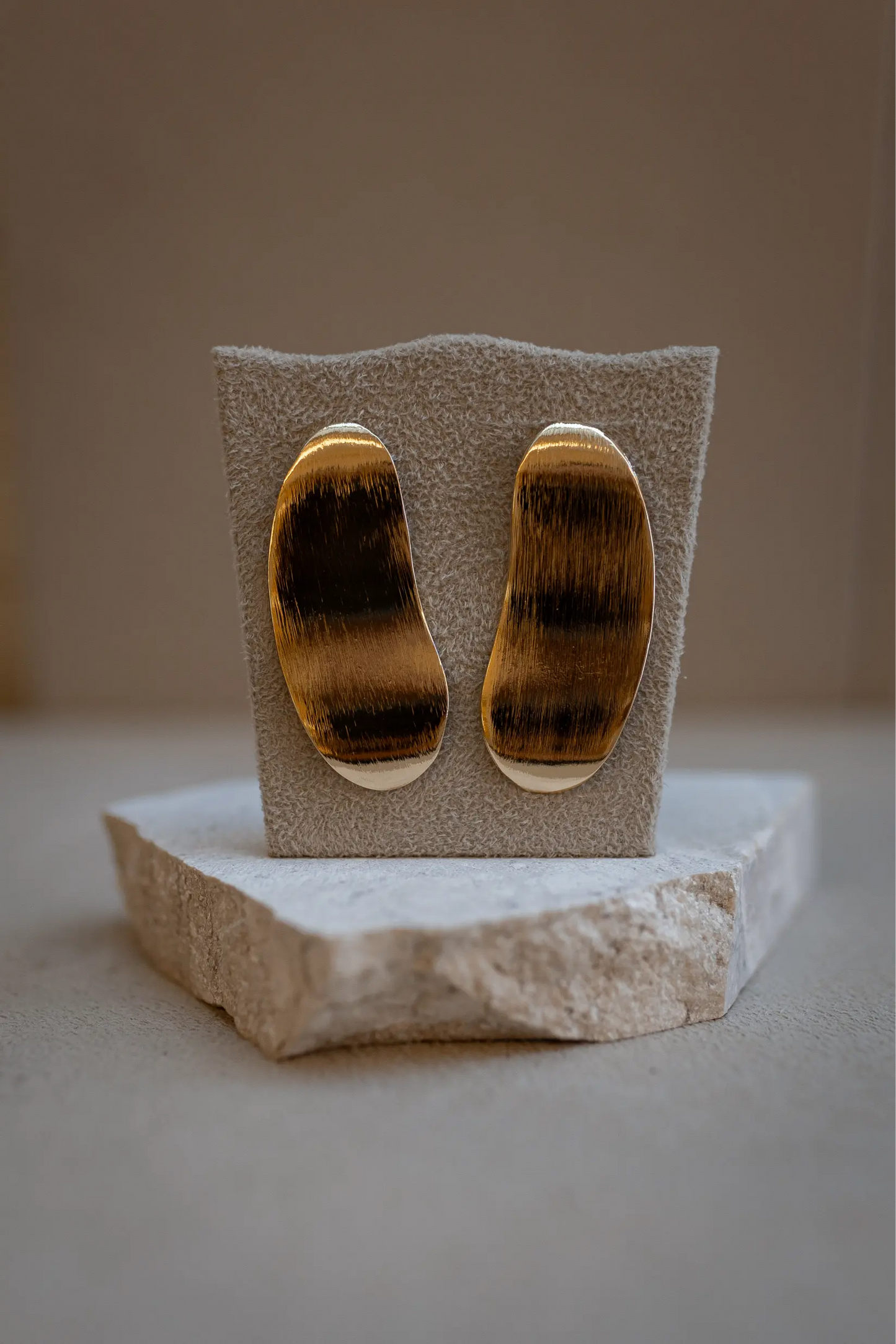 Brinco Prancha Escovado Dourado