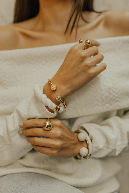 Bracelete Dourado com Bolas Peroladas de Resina