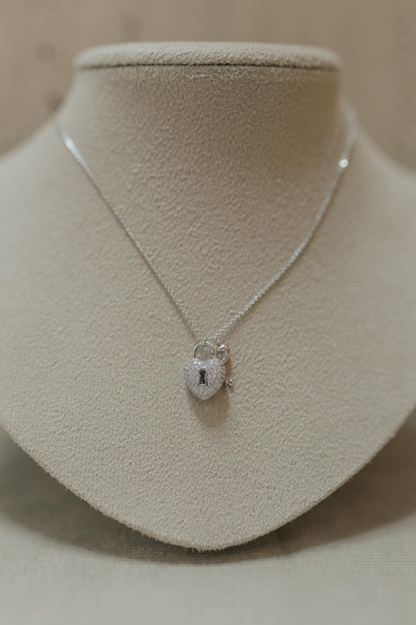 Colar Pingente Coração Cadeado E Chave Ródio Branco