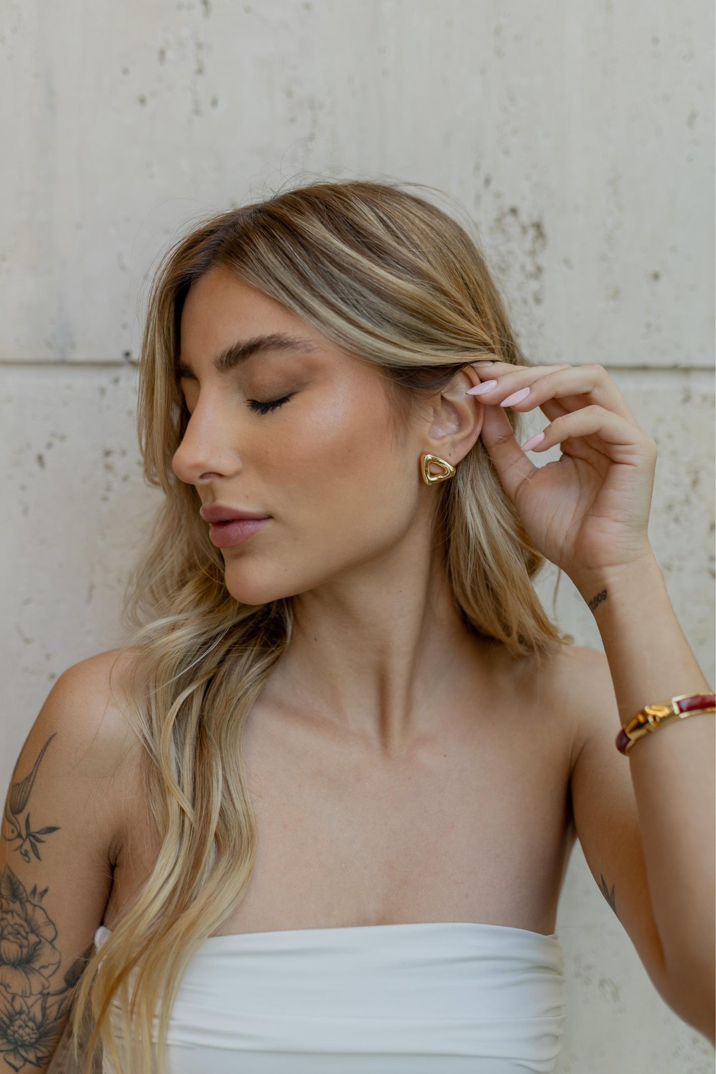 Brinco Triangle Dourado