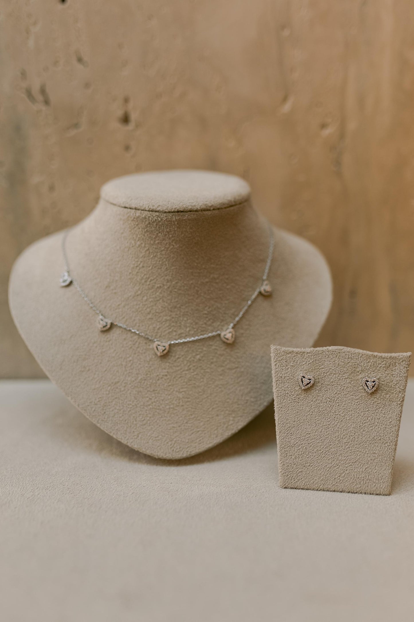 Colar Choker 5 Corações Cristal Ródio Branco